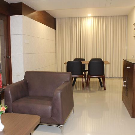 Hotel Grand Gayathri Khammam Ngoại thất bức ảnh