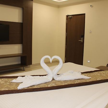 Hotel Grand Gayathri Khammam Ngoại thất bức ảnh