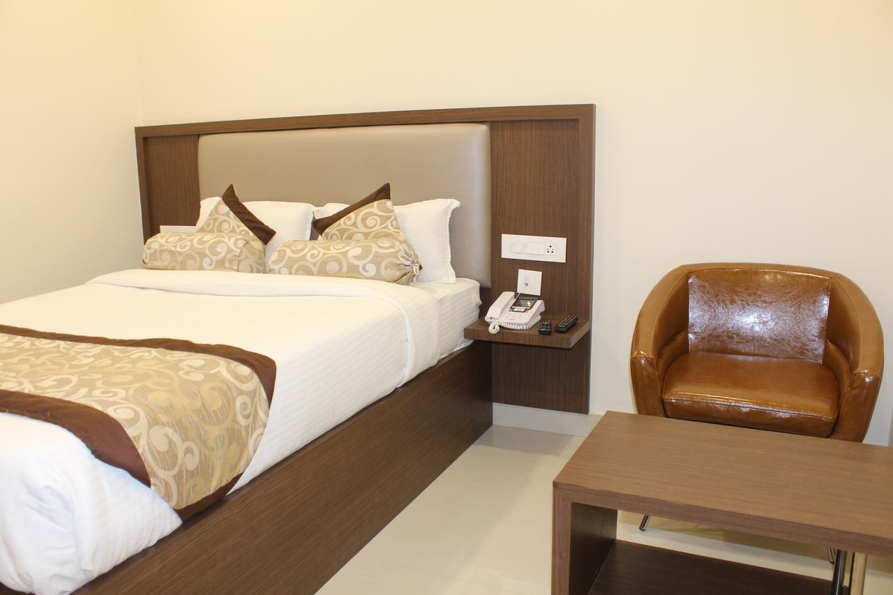 Hotel Grand Gayathri Khammam Ngoại thất bức ảnh