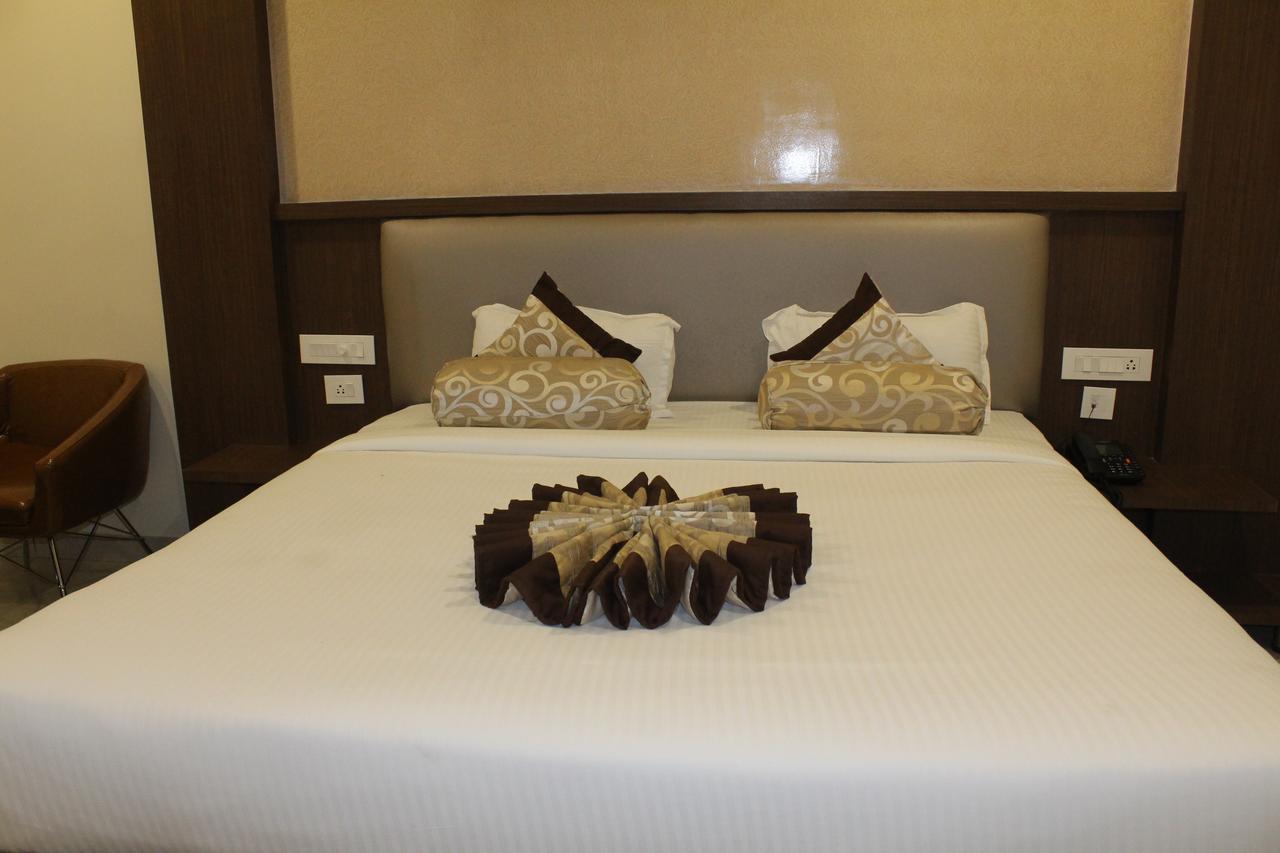 Hotel Grand Gayathri Khammam Ngoại thất bức ảnh