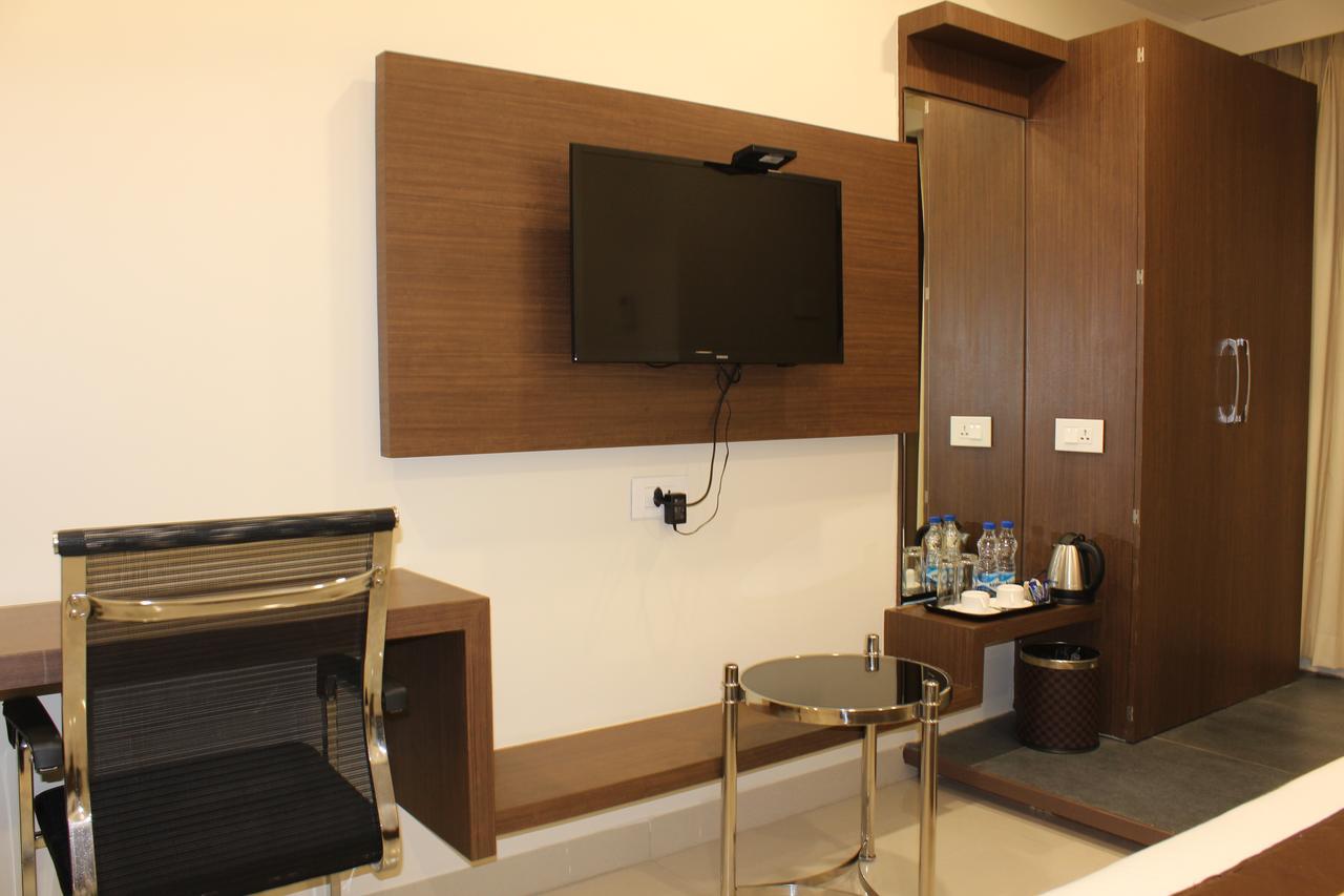Hotel Grand Gayathri Khammam Ngoại thất bức ảnh