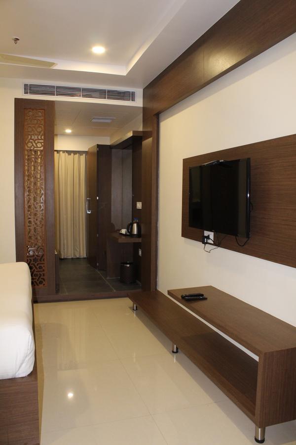 Hotel Grand Gayathri Khammam Ngoại thất bức ảnh