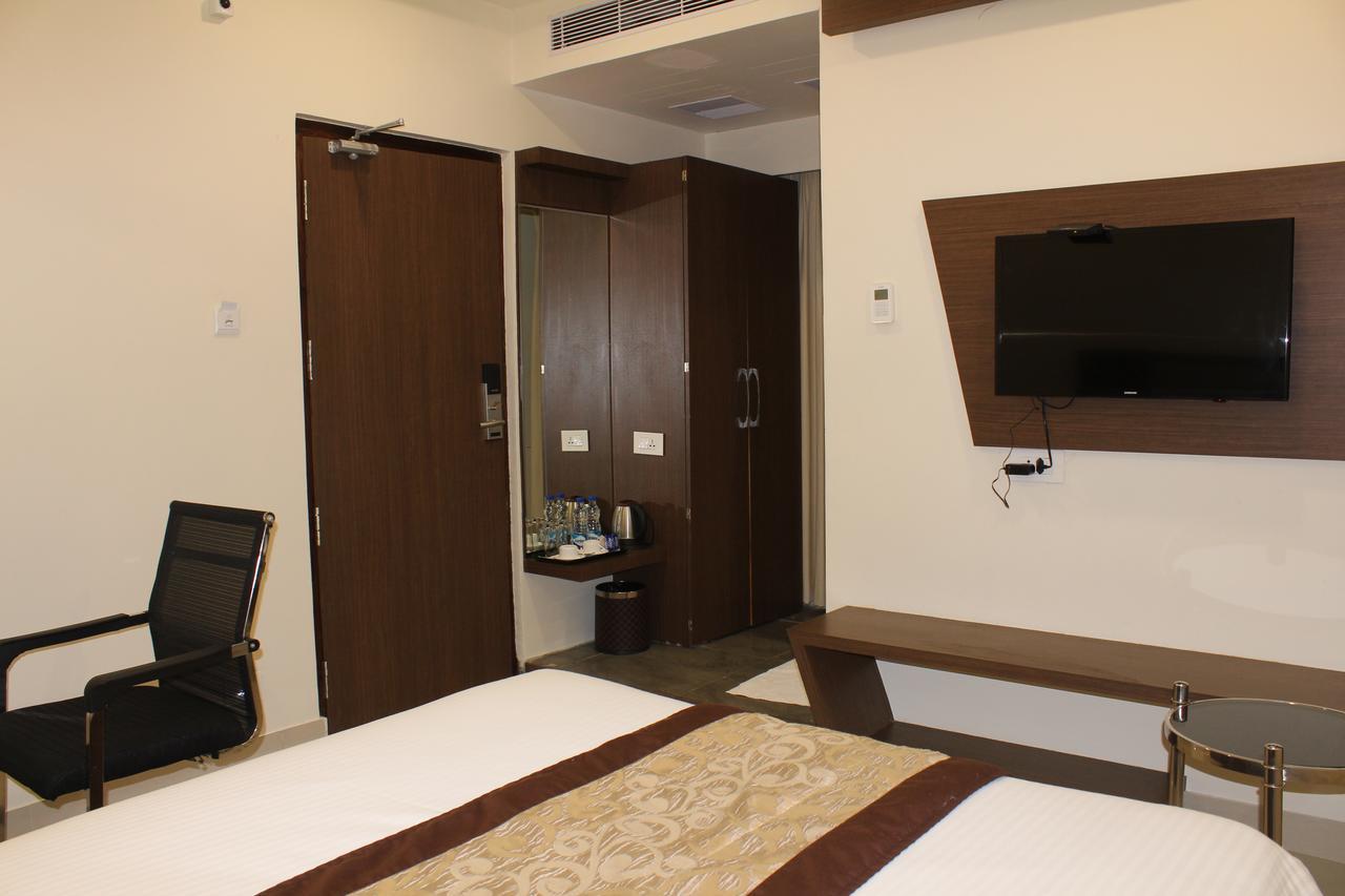 Hotel Grand Gayathri Khammam Ngoại thất bức ảnh