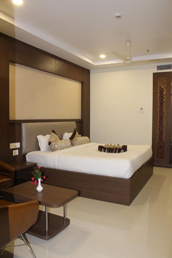 Hotel Grand Gayathri Khammam Ngoại thất bức ảnh