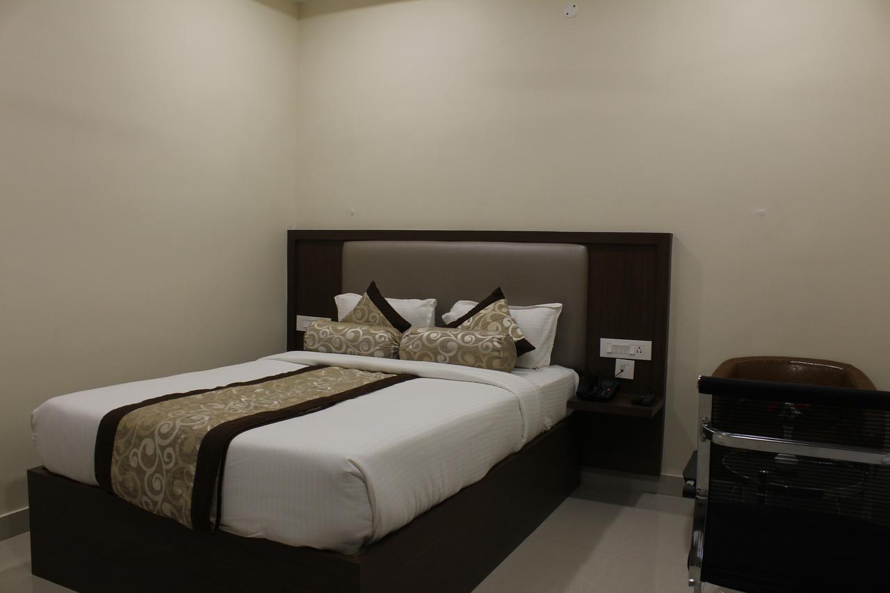 Hotel Grand Gayathri Khammam Ngoại thất bức ảnh