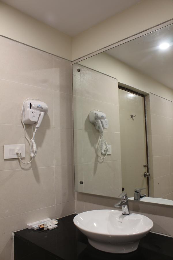 Hotel Grand Gayathri Khammam Ngoại thất bức ảnh