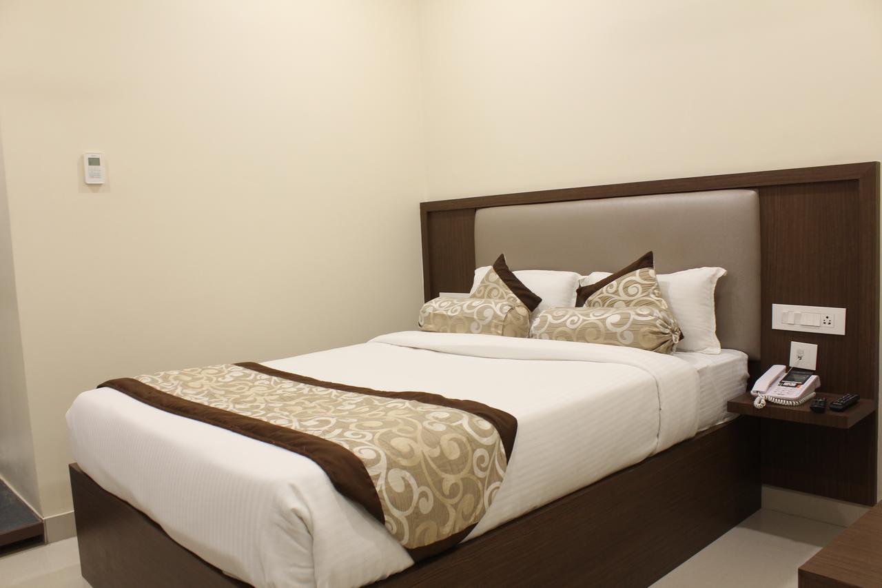 Hotel Grand Gayathri Khammam Ngoại thất bức ảnh
