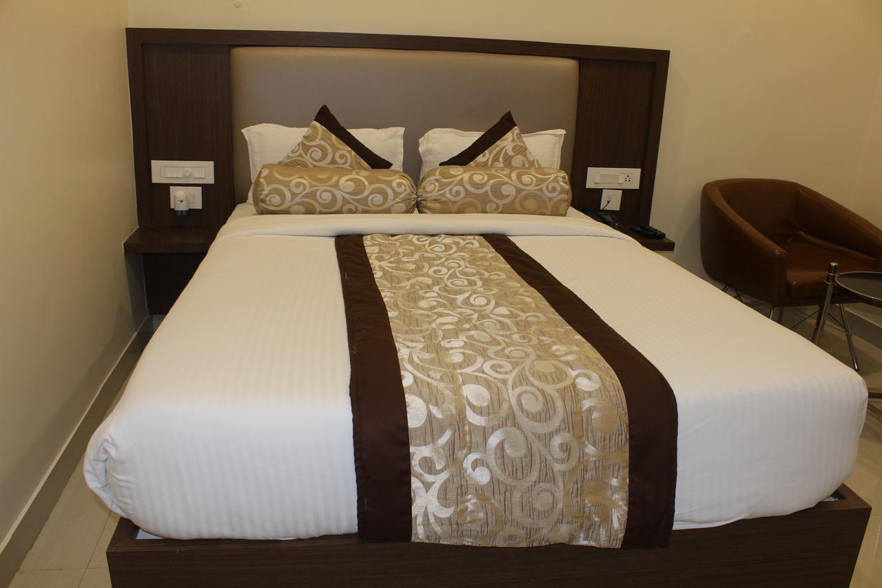 Hotel Grand Gayathri Khammam Ngoại thất bức ảnh