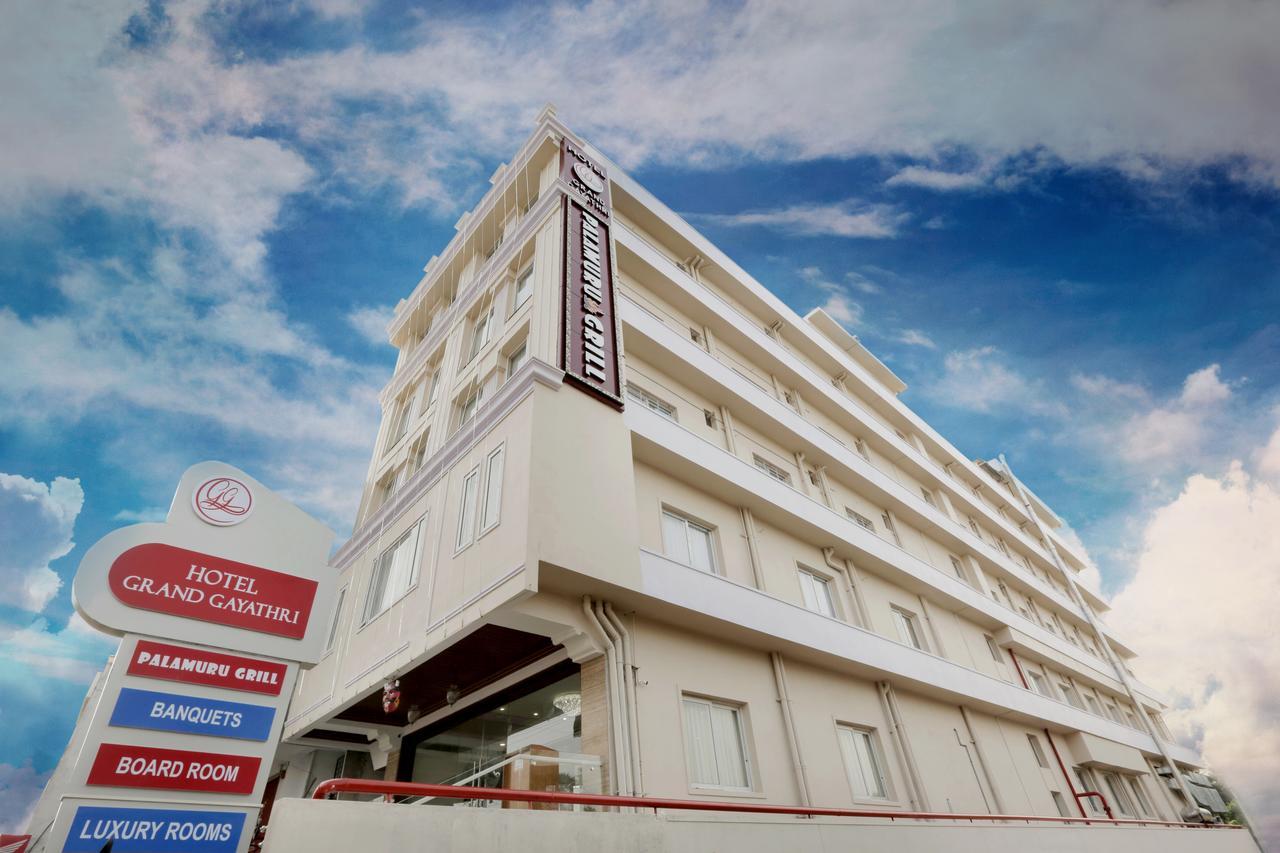 Hotel Grand Gayathri Khammam Ngoại thất bức ảnh