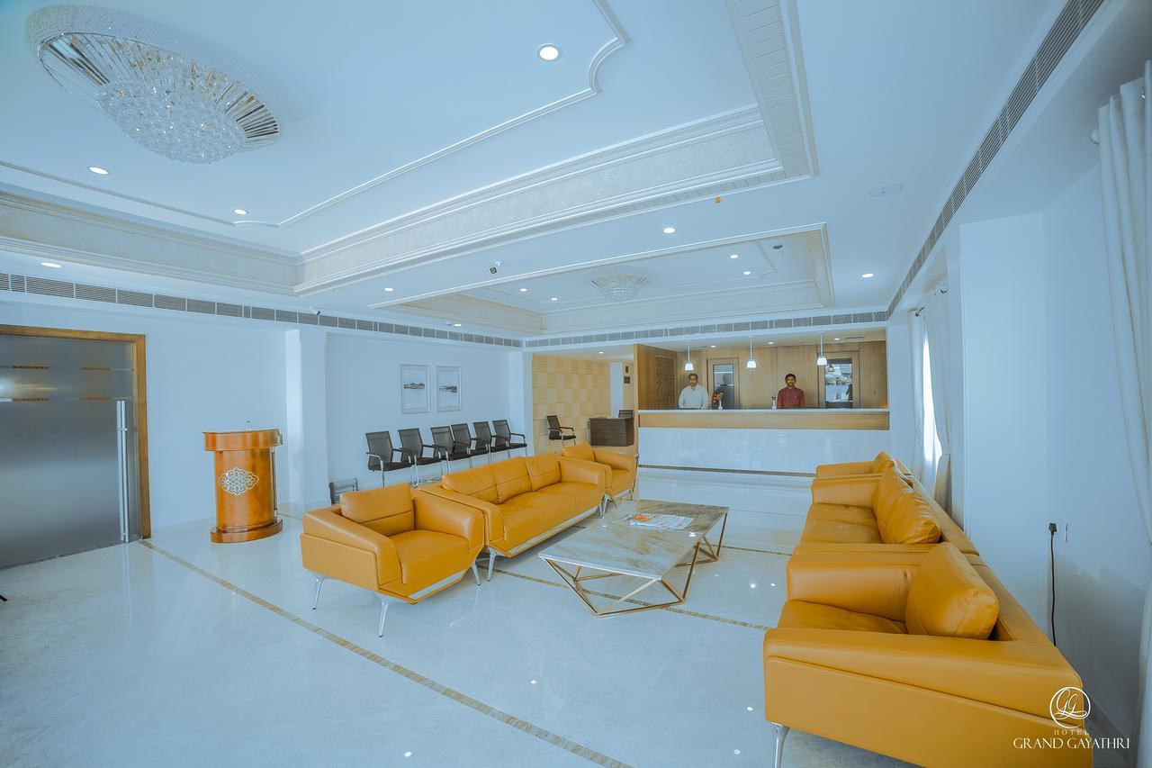 Hotel Grand Gayathri Khammam Ngoại thất bức ảnh