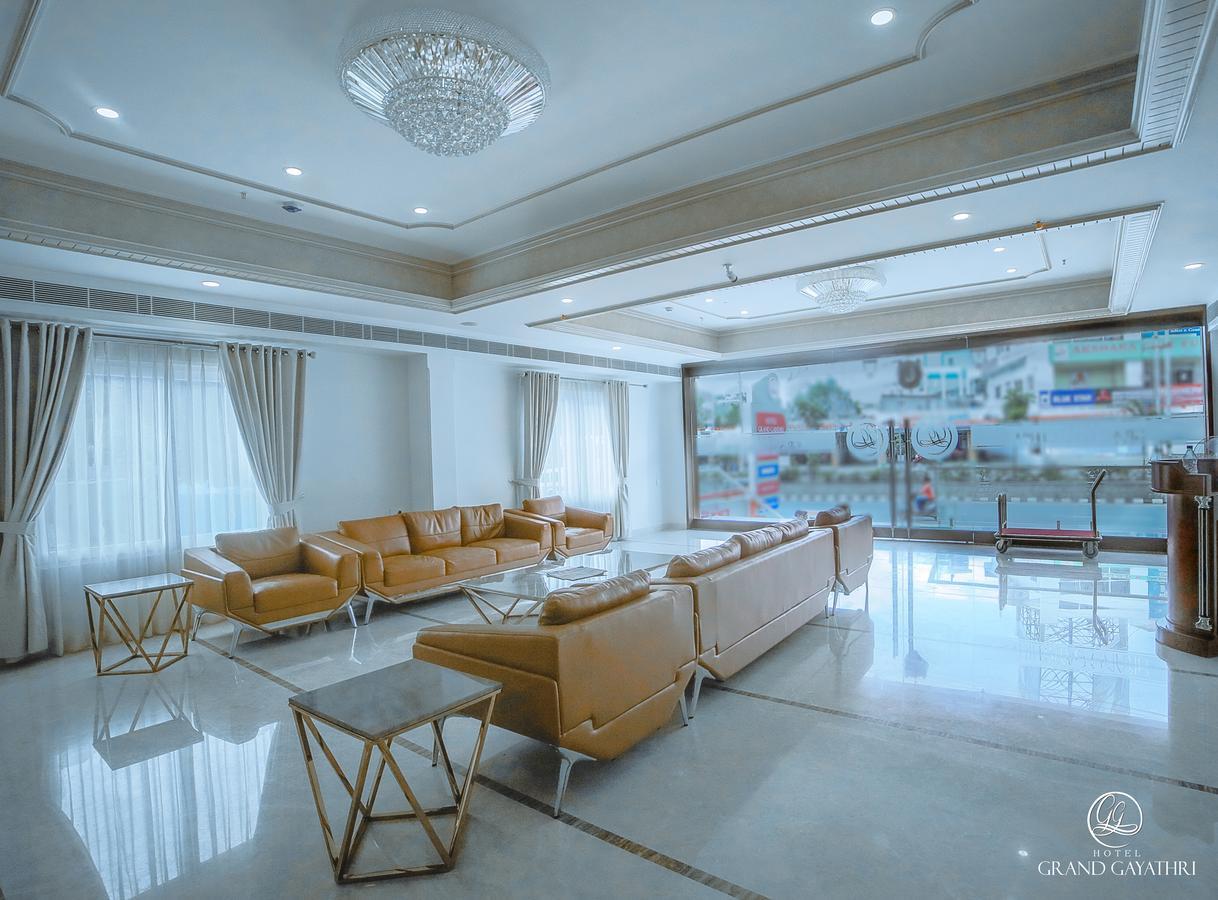 Hotel Grand Gayathri Khammam Ngoại thất bức ảnh