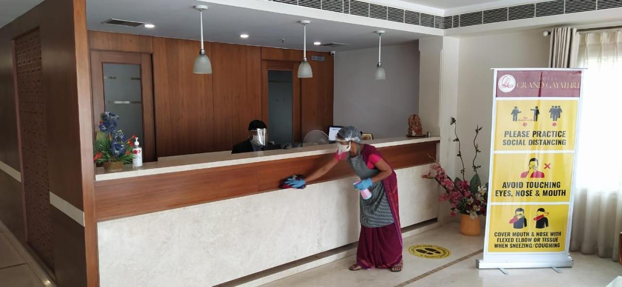 Hotel Grand Gayathri Khammam Ngoại thất bức ảnh